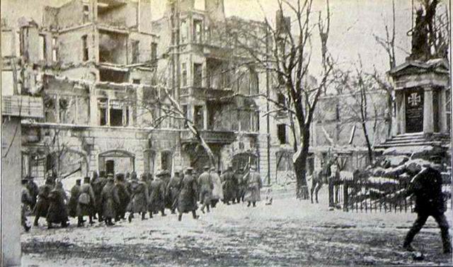 Ek - Pomnik przy kociele 1915